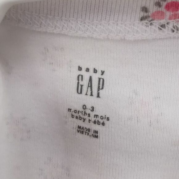 3/$15 Gap onesie size 0-3 m - Picture 3 of 4